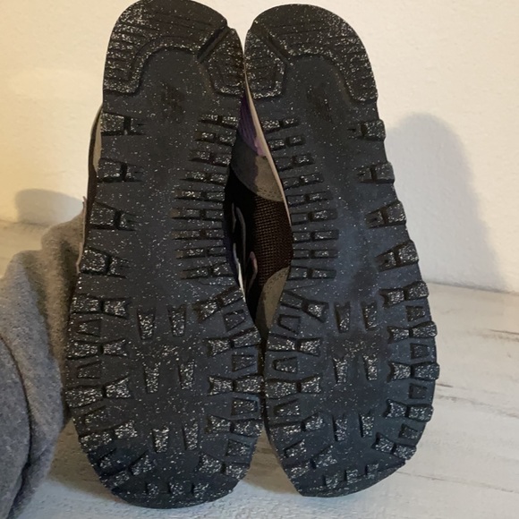 Size 9 1/2 new balance sneakers - Picture 3 of 4